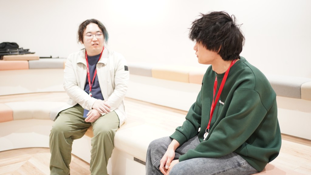 高トラフィック環境での開発経験を語る様子